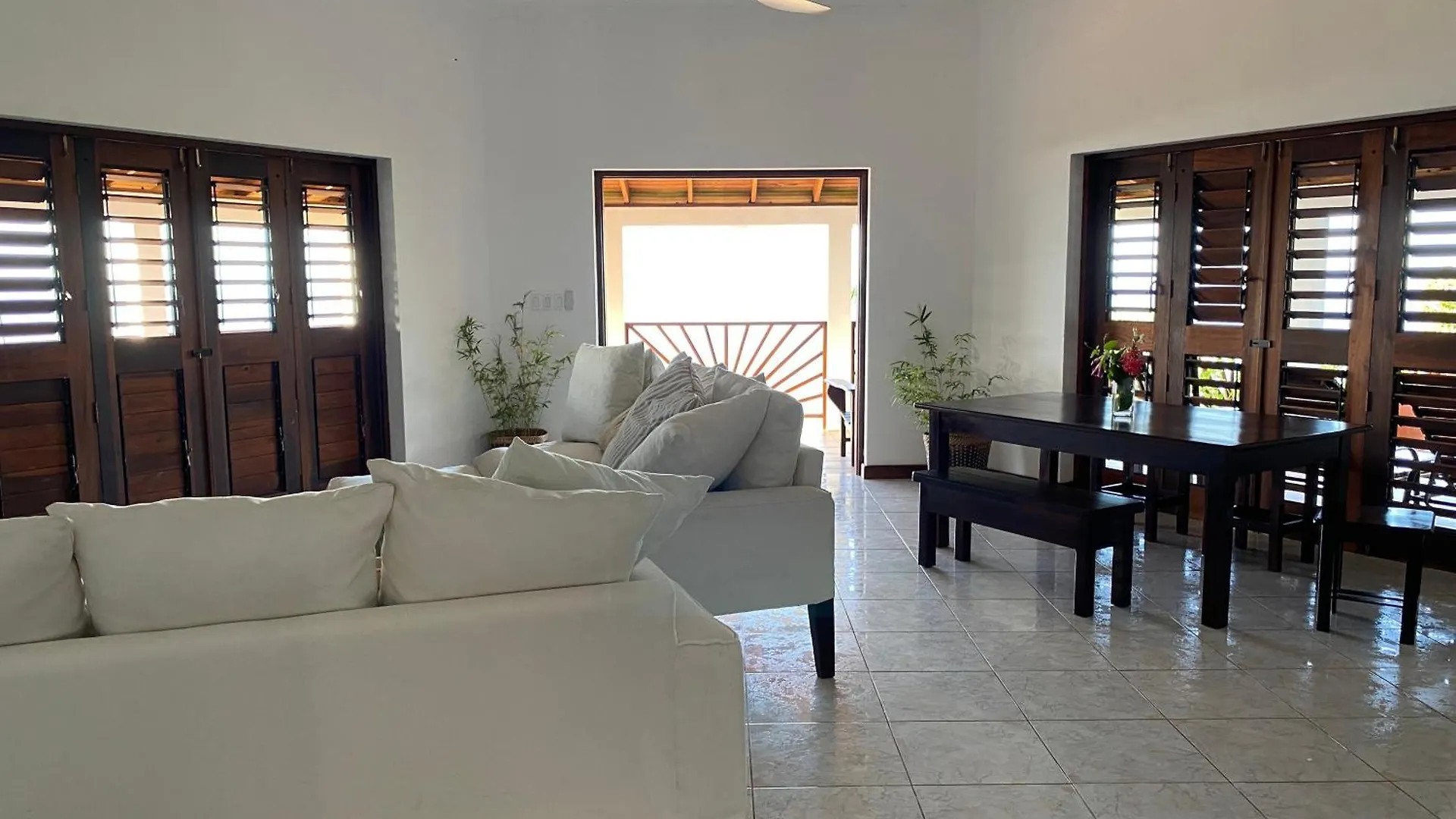 Vila Ocean Breeze Retreat Whitehouse