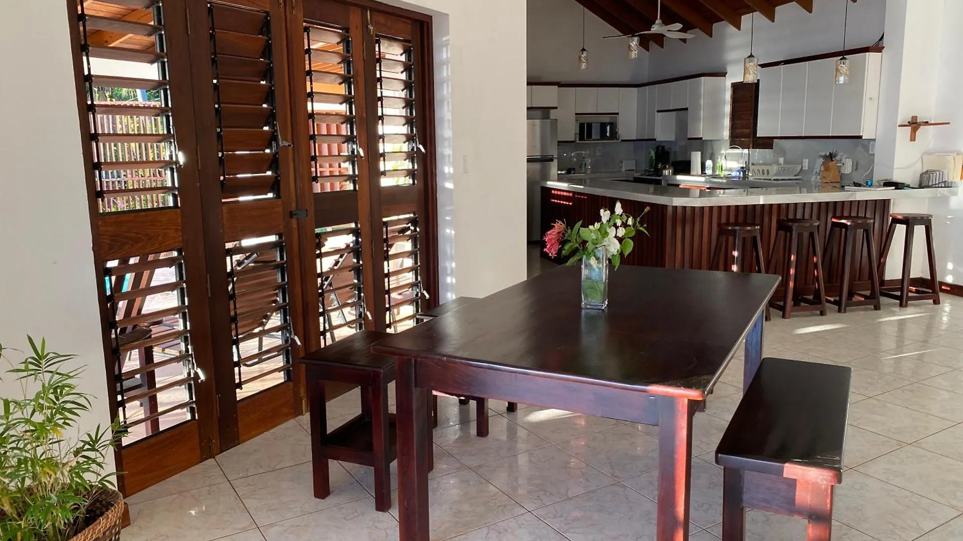 Ocean Breeze Retreat Villa Whitehouse