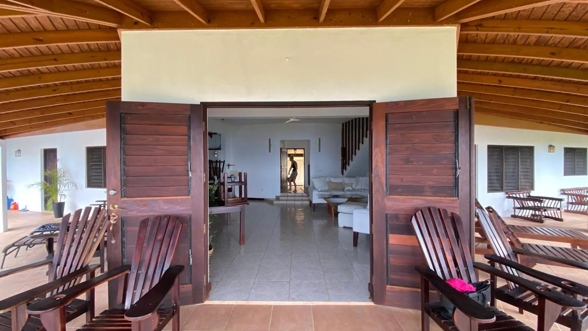 Ocean Breeze Retreat Villa Whitehouse